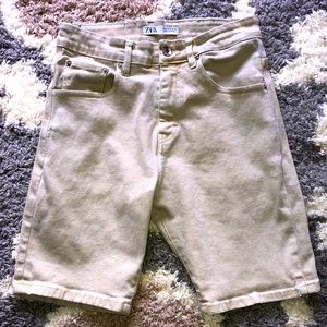Zara men’s Jean shorts, size 30. Great condition!